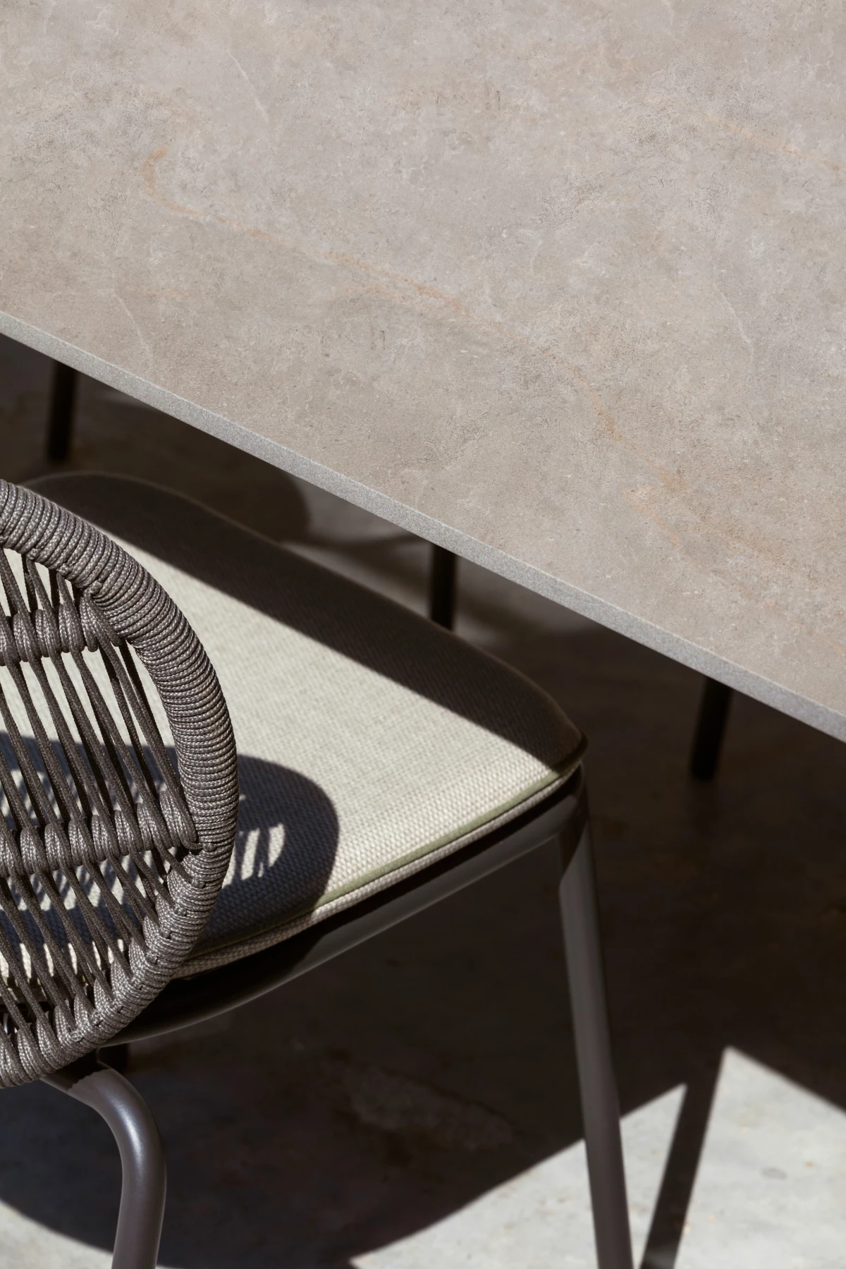 KODO Dining Table, Fossil Grey w. Sabbia Panna Ceramic